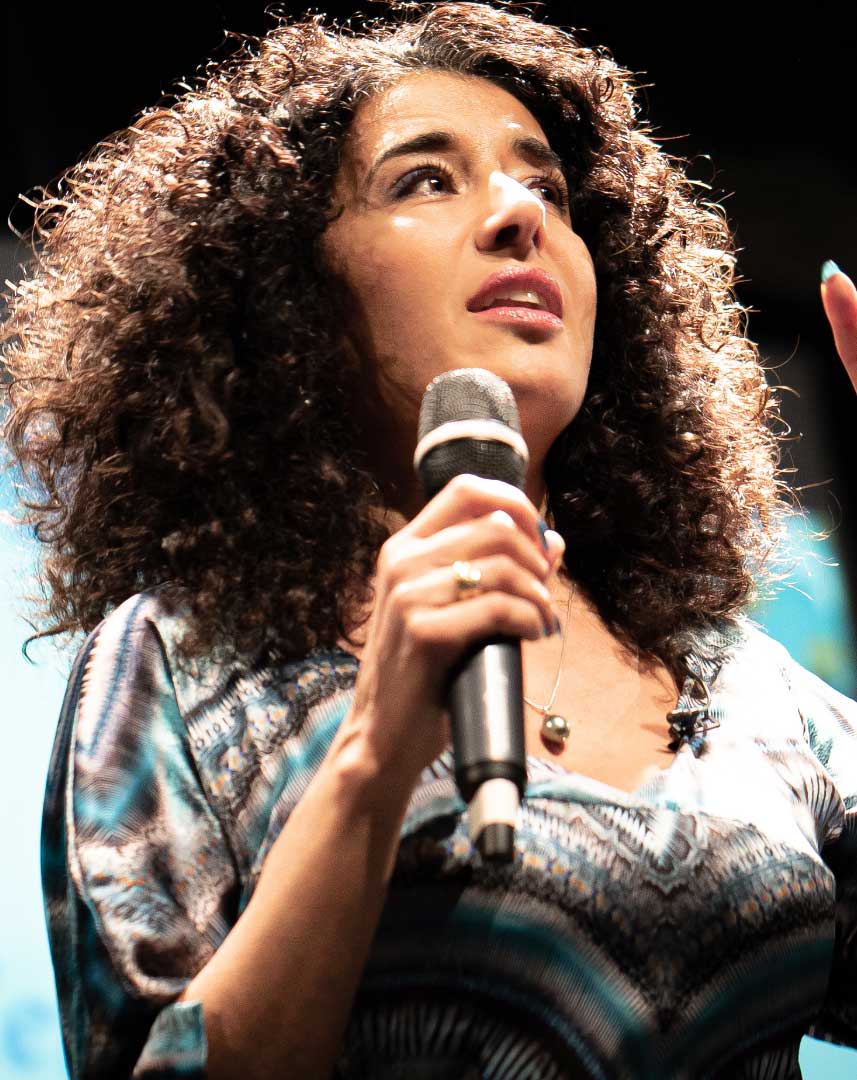 Kaouthar Darmoni with mike on stage